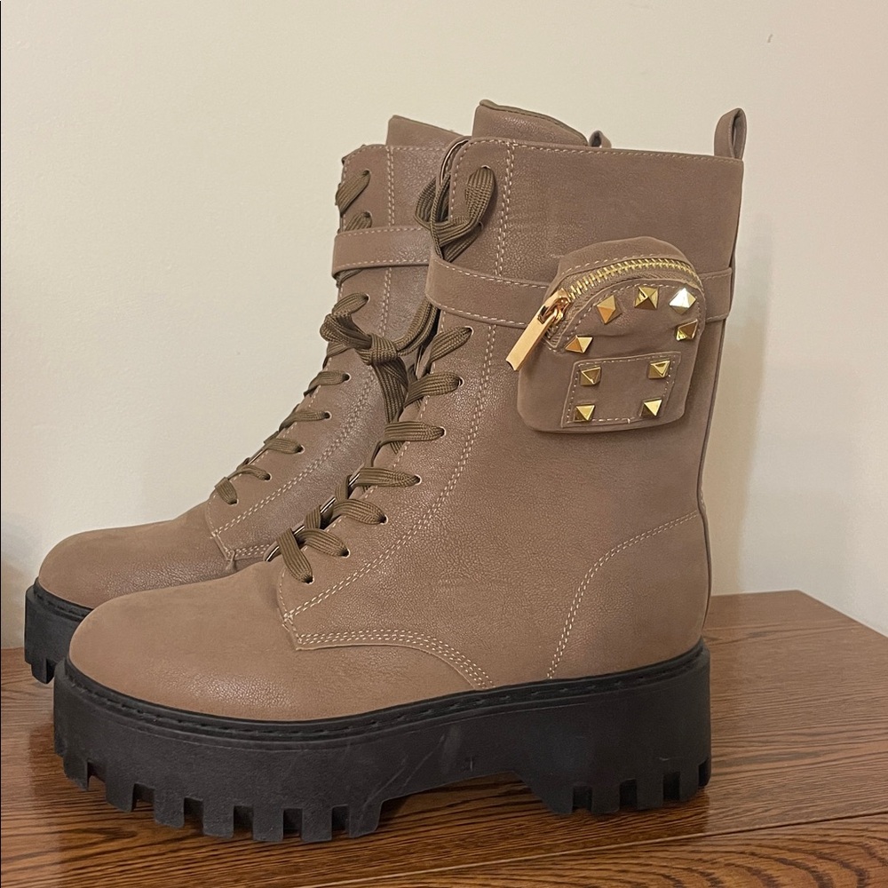 Stylish Women's Combat Boots with Studded Pockets Size 10